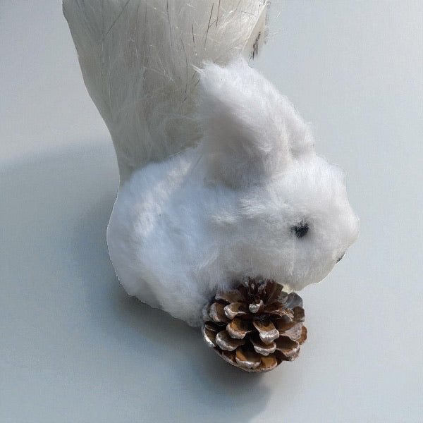 ARDILLA BLANCA CON PIÑA Y COLA LARGA 15*8*18CM